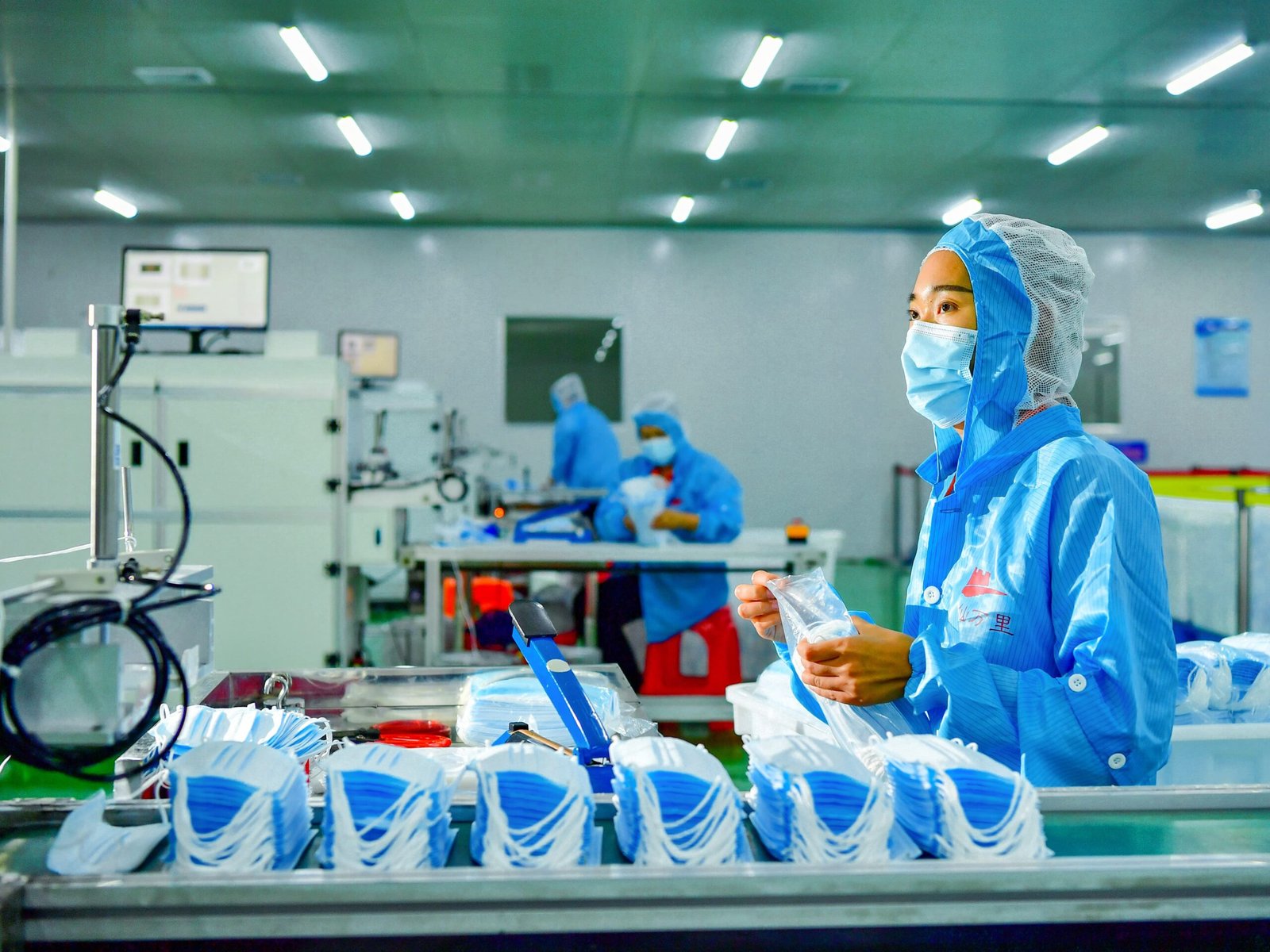 Home 46 04口罩车间一角 scaled